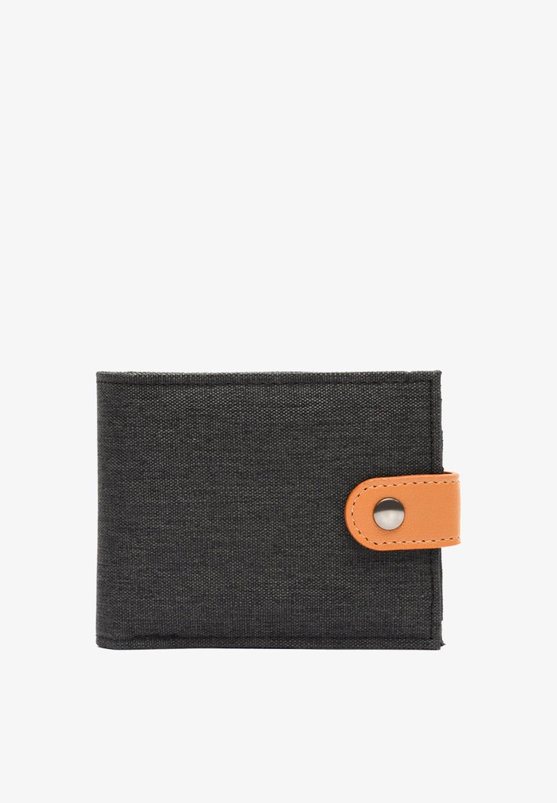 Juodas drobės piniginė su rudos odos spaudiniu. Pasižymi tekstūruota paviršiumi ir stačiakampiu pavidalu, matmenys maždaug 10 x 8 cm.