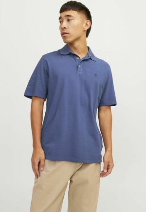 Sinine puuvillane polo-särk klassikalise kraega, lühikeste varrukatega, kolme nuppu ja väikese logoga rinnal.