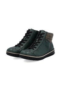 Groene leren enkellaarzen met zwarte veters, een gestructureerde wollen kraag, een rubberen zool en een witte accent langs de rand van de zool.