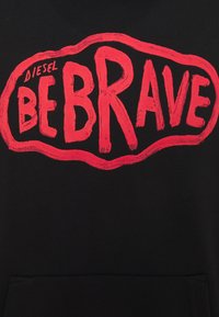 Felpa nera con una grande grafica rossa che recita "DIESEL BE BRAVE" in caratteri audaci. Presenta una tasca a canguro nella parte anteriore.