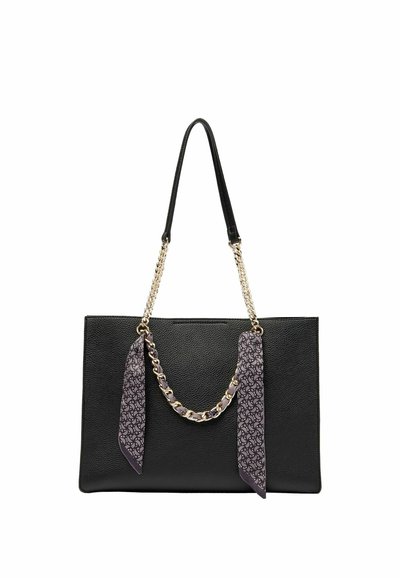Borsa tote in pelle nera con finitura testurizzata. Presenta dettagli in catena argentata e due nastri viola con motivo come manici.