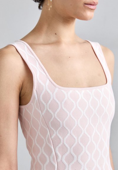 Maje RUSSEL - Džersejové šaty - rose pale