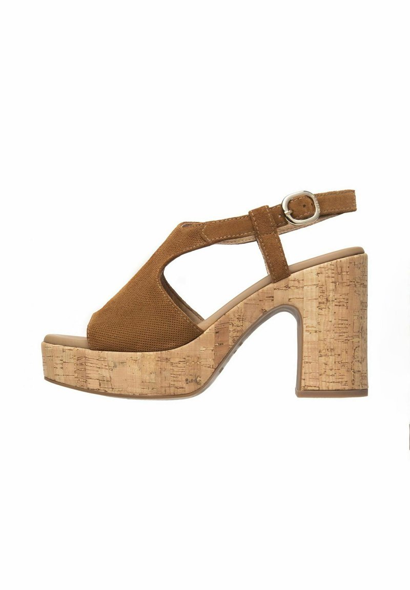 Sandale à plateforme en suède marron avec un talon bloc en liège, bout ouvert et design à découpe sur l'arche. Sangle de cheville réglable avec détail de boucle en métal.