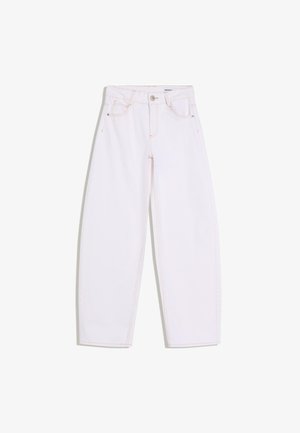Hvide højttaljede jeans med lige ben, foranknappet, bæltestropper og lommer foran og bagpå, lagt fladt på en hvid baggrund.