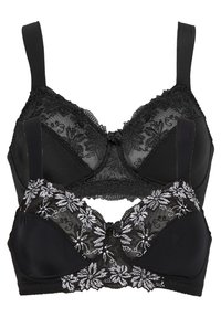 Due due reggiseni neri: uno con pizzo trasparente e ricami floreali, l'altro con una finitura liscia. Entrambi presentano spalline regolabili e un dettaglio a fiocco.