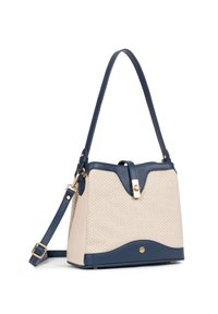 Borsa a mano con corpo in tessuto intrecciato beige e bordi in pelle blu scuro, forma strutturata, tracolla regolabile e dettagli in oro.