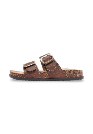 Sandale mule en daim marron avec deux brides réglables, clous métalliques, boucles, semelle intérieure en liège et semelle extérieure en caoutchouc noir, vue de profil.