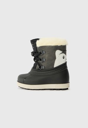 Botte d’hiver enfant noire et grise avec doublure en fourrure blanche, lacets sur le côté et détail de visage d’animal blanc sur le talon sur fond uni.