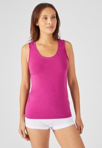 Top de tirantes fucsia con escote redondeado, hecho de una tela suave, que presenta una textura sutil y sin patrones ni acentos visibles.