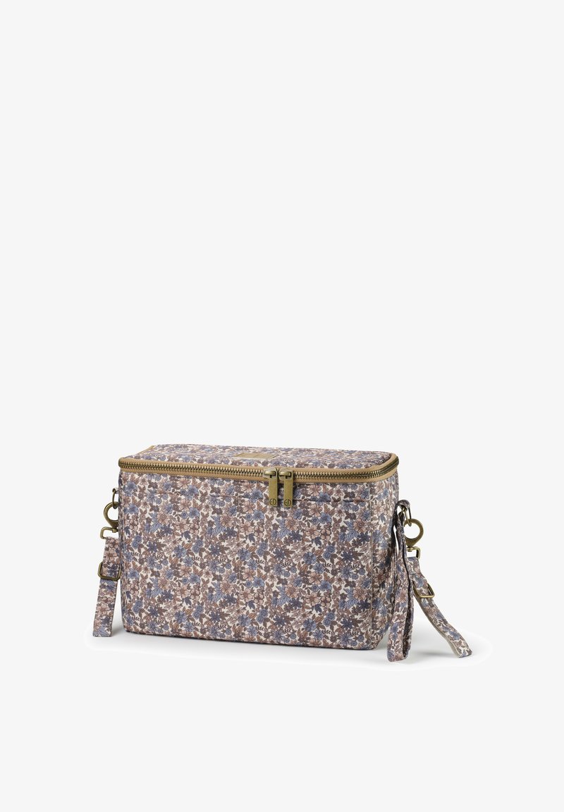 Rektangulær taske med blomsterprint og lynlås, lavet af robust materiale, med aftagelig strop og bronze detaljer.