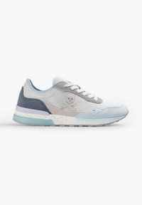Chaussures de sport grises et bleu clair en matériaux en maille et en suède, avec un logo de crâne, un design à lacets et une semelle en caoutchouc texturée.