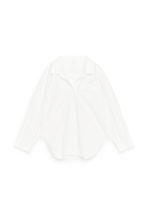 Witte overhemd met lange mouwen en knopen, met een kraag, plat uitgespreid op een witte achtergrond.