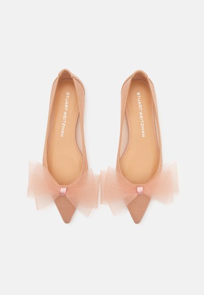 Bailarinas de cuero niudas con punta afilada, lazo de tul de color Blush transparente y un suave forro interior. Diseño sencillo con un detalle de satén en el lazo.