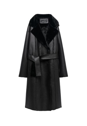 Cappotto in pelle sintetica nera con colletto in pelliccia nera soffice e cintura coordinata. Presenta un design doppiopetto e maniche ampie.