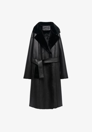 Zwarte faux leren jas met een luxe, zwarte bontkraag en bijpassende riem. Heeft een dubbelzijdig design en brede mouwen.