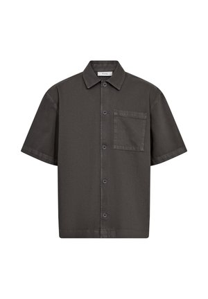Mørkegrå kortærmet skjorte med knapper, foran med brystlomme og klassisk krave, vist på hvid baggrund.