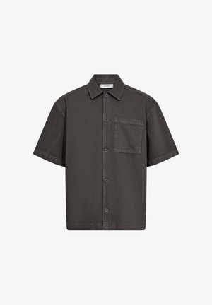 Mørkegrå kortærmet skjorte med knapper, foran med brystlomme og klassisk krave, vist på hvid baggrund.