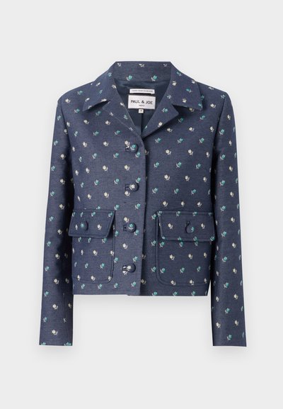 Jachetă albastru închis cu un model floral, două buzunare pe piept și guler cu revere. Fabricată dintr-un material texturat cu închidere prin nasturi.