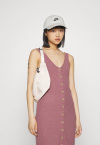 ONLY Petite ONLNELLA BODYCON DRESS - Vestido de malha - rose brown