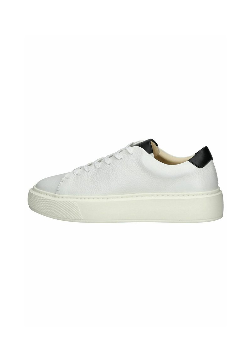 Weiße Ledersneaker mit strukturiertem Finish, schwarzem Akzent an der Ferse und weißer Gummi-Plattformsohle. Schnürdesign für sicheren Halt.