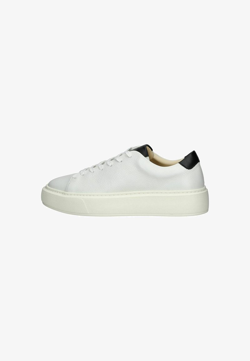 Hvide lædersneakers med tekstureret finish, sort accent ved hælen og en hvid gummiplatformsål. Snørelukning for sikker pasform.
