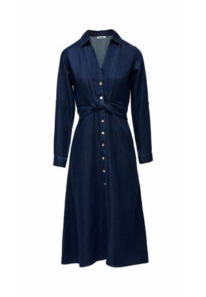 Abito camicia in denim scuro con maniche lunghe, chiusura frontale con bottoni, dettaglio vita annodata e orlo sotto il ginocchio.