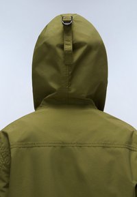 Olivgrüne Jacke mit Kapuze, ausgestattet mit einer Schlaufe am Halsauschnitt, glatter Textur und sichtbaren Nähten entlang der Schultern und dem Saum.
