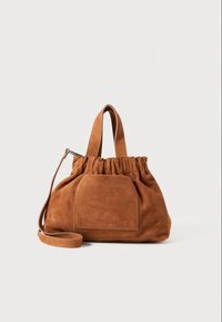 Sac à main en daim marron avec un haut froncé, deux poignées courtes et une bandoulière détachable. Comprend une poche avant avec un texte embossé.