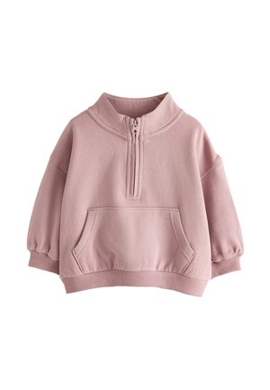 Pink sweatshirt med kvartlynlås, kængurulomme, ribstrikkede manchetter og kant på hvid baggrund.
