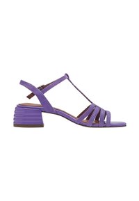 Sandale violette à bout ouvert avec bride en T, multiples brides à l'avant, bride arrière et talon bloc texturé.