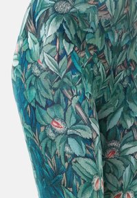 Bloemmotief stof in groentinten, met bladeren en ronde knoppen met rode accenten. Gladde textuur, close-up van een kledingstuk.