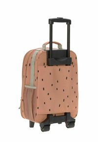 Rosa Rollkoffer mit schwarzen rechteckigen Mustern, einem ausziehbaren Griff, seitlicher Netzfach und strapazierfähigem Material.