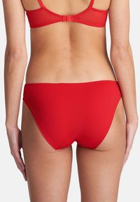 Rød bikiniunderdel med en glat tekstur og fuld dækning design. Har rene kanter og minimal syning for et strømlinet look.