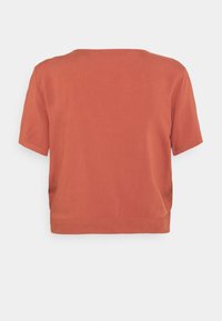 Roodbruine T-shirt met korte mouwen, gemaakt van zachte stof, met een relaxte pasvorm en een eenvoudige ronde halslijn.