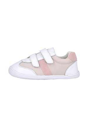 Zapatilla deportiva de niño con tiras blancas, tejido rosa claro y detalles en ante, con suela blanca sobre un fondo blanco.