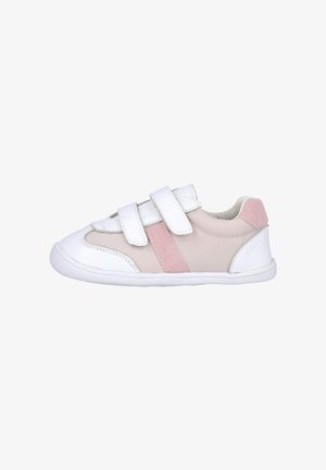 Zapatilla deportiva de niño con tiras blancas, tejido rosa claro y detalles en ante, con suela blanca sobre un fondo blanco.