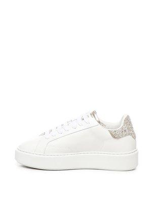 Sneakers bianchi in pelle con un accento testurizzato e scintillante in argento sul tallone. Presentano lacci piatti e una suola spessa. Design minimalista.