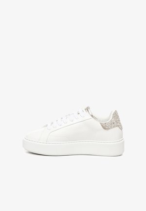 Sneakers bianchi in pelle con un accento testurizzato e scintillante in argento sul tallone. Presentano lacci piatti e una suola spessa. Design minimalista.