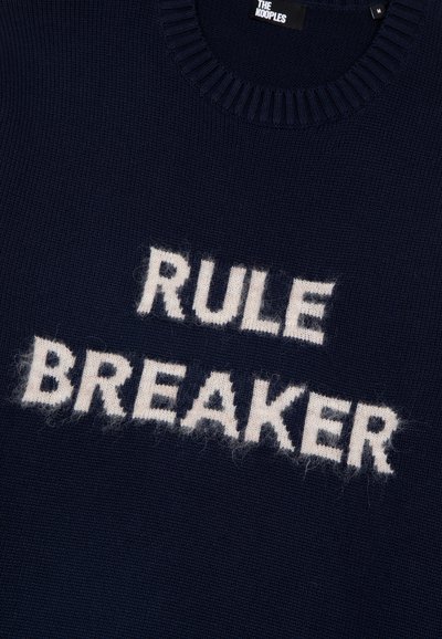 Maglione lavorato a maglia blu navy con la scritta "RULE BREAKER" in bianco, con colletto a coste e una texture morbida, evidenziando lettere distintive.
