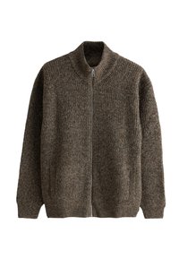 Bruine geribbelde gebreide trui met een hoge kraag, een volledige ritssluiting en twee voorzakken. Zachte textuur en een ontspannen pasvorm.