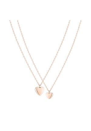 Roze gouden ketting met twee hartvormige hangers, een grotere en een kleinere, aan delicate kettingen met een glanzende afwerking.