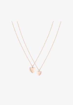 Roze gouden ketting met twee hartvormige hangers, een grotere en een kleinere, aan delicate kettingen met een glanzende afwerking.