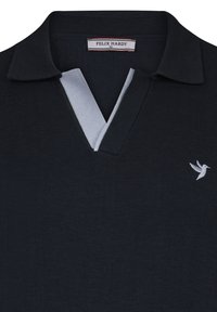 Námořnický polo triko s světle šedou légou a límcem. Na hrudi je vyšívané logo ptáka. Vyrobeno z žebrovaného materiálu.