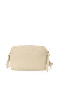 Pochette in pelle beige con dettagli cuciti, chiusura con zip e tracolla removibile. Texture liscia, forma rettangolare, dimensioni compatte.