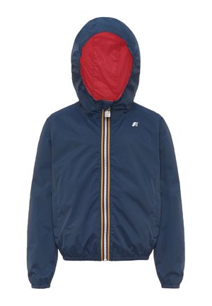 Giacca con cappuccio blu navy con fodera interna rossa, cerniera frontale con rifinitura multicolore, polsini elasticizzati e piccolo logo sul petto a sinistra.