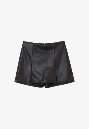 Schwarzer Kunstlederrock mit einer glatten Textur, strukturiertem Design und einem Reißverschluss auf der Rückseite. Verfügt über zwei vordere Falten für zusätzliche Details.