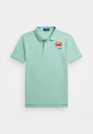 Mintgrøn polo-shirt med korte ærmer og en rød krabbe broderet over ordet Polo på venstre bryst.