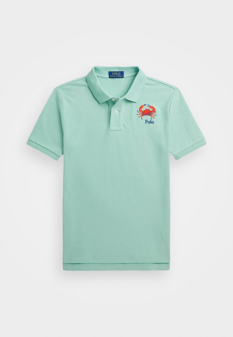 Polo vert menthe à manches courtes avec un crabe rouge brodé au-dessus du mot Polo sur la poitrine gauche.