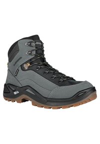 Scarpa da trekking grigia con collo alto, upper sintetico testurizzato, dettagli neri, occhielli metallici e suola in gomma robusta con scanalature per la trazione.