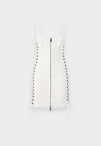 Fehér, testhezálló ruha elülső cipzárral és oldalsó csipke részletekkel. Állítható kötőfékek vannak a szegélyen és vékony pántok a vállaknál. Simább textúra.